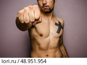 Athletic young man throwing punches. Стоковое фото, агентство Ingram Publishing / Фотобанк Лори