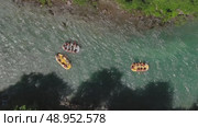 Rafting boat on summer mountain river. Стоковое видео, видеограф Михаил Коханчиков / Фотобанк Лори