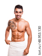Attractive man posing with a white towel. Стоковое фото, агентство Ingram Publishing / Фотобанк Лори