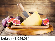 parmesan cheese with fresh figs on wooden background. Стоковое фото, агентство Ingram Publishing / Фотобанк Лори