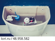 Toilet cistern in a domestic bathroom. Стоковое фото, агентство Ingram Publishing / Фотобанк Лори