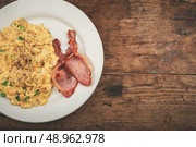 Bacon and scrambled eggs on a white plate. Стоковое фото, агентство Ingram Publishing / Фотобанк Лори
