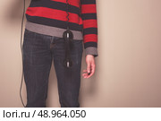 A man is dangling a telephone receiver by it’s cord. Стоковое фото, агентство Ingram Publishing / Фотобанк Лори