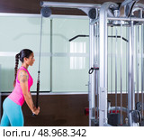 Triceps pressdown high pulley workout woman at gym exercise. Стоковое фото, агентство Ingram Publishing / Фотобанк Лори
