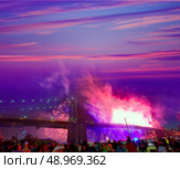 July 4th 2014 fireworks at Brooklyn bridge Manhattan skyline New York USA. Стоковое фото, агентство Ingram Publishing / Фотобанк Лори
