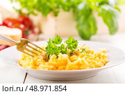 breakfast with plate of scrambled eggs. Стоковое фото, агентство Ingram Publishing / Фотобанк Лори
