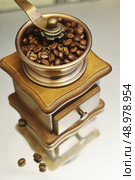 manual coffee grinder. Стоковое фото, агентство Ingram Publishing / Фотобанк Лори