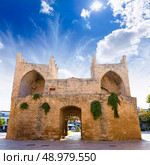 Alcudia Old Town in Majorca Porta des Moll Mallorca Balearic island of Spain. Стоковое фото, агентство Ingram Publishing / Фотобанк Лори