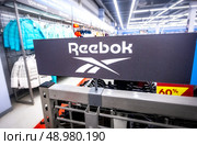 Вывеска логотипа Reebok в спортивном магазине. Концепция спортивной и повседневной обуви и одежды. Редакционное фото, фотограф FotograFF / Фотобанк Лори
