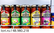 Соусы Filippo Berio в стеклянных банках на полке супермаркета. Редакционное фото, фотограф FotograFF / Фотобанк Лори