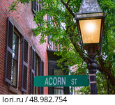 Acorn street Beacon Hill cobblestone Boston in Massachusetts USA. Стоковое фото, агентство Ingram Publishing / Фотобанк Лори