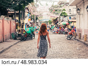 A young caucasian woman is walking in Manila. Стоковое фото, агентство Ingram Publishing / Фотобанк Лори