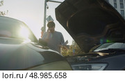 Man explains reasons for car accident that happened to him in city during summer on phone in very expressive manner. Стоковое видео, видеограф Strunov David / Фотобанк Лори