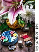 sewing accessories with a bouquet of fresh flowers.the image is tinted in vintage style. Стоковое фото, агентство Ingram Publishing / Фотобанк Лори