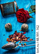 dried fragrant tea leaves on wooden turquoise background.Shallow DOF. tea brew. Стоковое фото, агентство Ingram Publishing / Фотобанк Лори
