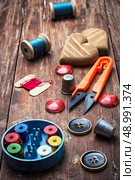 tools seamstresses on wooden background.the image is tinted in vintage style. Стоковое фото, агентство Ingram Publishing / Фотобанк Лори
