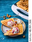 baked toast smeared ice cream in raspberry jam. baked toast smeared ice cream in raspberry jam on the background of westernize.Selective focus. Стоковое фото, агентство Ingram Publishing / Фотобанк Лори