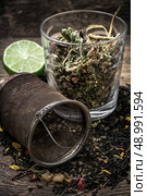 glass cup with tea brewing and tea strainer.Selective focus. tea leaves. Стоковое фото, агентство Ingram Publishing / Фотобанк Лори