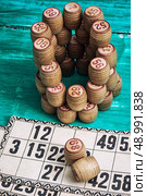 traditional legacy of the ancient Board game Lotto on wooden background. Стоковое фото, агентство Ingram Publishing / Фотобанк Лори