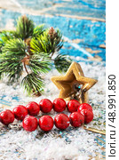 preparing decorations for new year holidays. Стоковое фото, агентство Ingram Publishing / Фотобанк Лори