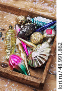 wooden box with a set of old Soviet glass toys. Стоковое фото, агентство Ingram Publishing / Фотобанк Лори