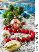 preparing decorations for new year holidays. Стоковое фото, агентство Ingram Publishing / Фотобанк Лори
