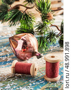 various outdated Christmas toys in a cardboard box. Стоковое фото, агентство Ingram Publishing / Фотобанк Лори