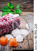 frozen in briquette ripe raspberry fruit . Стоковое фото, агентство Ingram Publishing / Фотобанк Лори