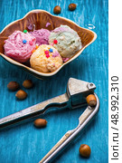 bowl of ice cream on the background of origonally for hazelnut. ice cream in  bowl . Стоковое фото, агентство Ingram Publishing / Фотобанк Лори