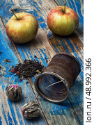 two red apple,strainer infuser tea of different varieties. Стоковое фото, агентство Ingram Publishing / Фотобанк Лори