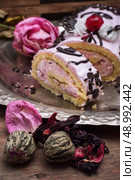 chopped baked dessert on the background of the tea infuser. baked dessert . Стоковое фото, агентство Ingram Publishing / Фотобанк Лори
