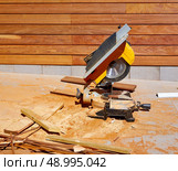 Ipe wood fence installation with carpenter table circular saw and sawdust. Стоковое фото, агентство Ingram Publishing / Фотобанк Лори