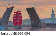 Saint-Petersburg, Russia - Jun 23 2022, 4k, rehearsal of the Scarlet Sails holiday, the passage of the ship through the divorced Palace Bridge, Neva river, Saint-Petersburg, Russia. Редакционное видео, видеограф Сергей Богомяко / Фотобанк Лори
