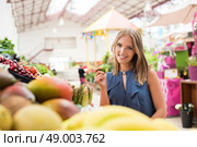 Blonde woman shopping organic veggies and fruits. Стоковое фото, агентство Ingram Publishing / Фотобанк Лори
