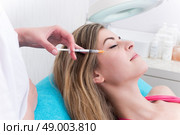 Woman getting anticellulite and anti fat therapy in beauty salon. Стоковое фото, агентство Ingram Publishing / Фотобанк Лори