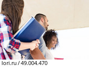Group of students walking in University Campus. Стоковое фото, агентство Ingram Publishing / Фотобанк Лори