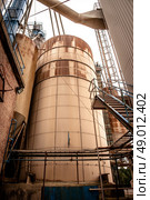 Industrial silos in a old rusty inviroment. Стоковое фото, агентство Ingram Publishing / Фотобанк Лори