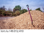 Purple shovel in a big pile of mulch. Стоковое фото, агентство Ingram Publishing / Фотобанк Лори