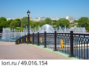 Мост через средний пруд, ведущий к фонтанам. Территория музея-заповедника Царицыно, Москва. Редакционное фото, фотограф Анна Карасева / Фотобанк Лори