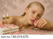 Розовые лепестки: красота, уход, свежесть и сияние кожи SPA. Стоковое AI-изображение, AI-художник Оксана Хорватич / Фотобанк Лори