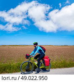 MTB Biker Bicycle touring with pannier racks and saddlebag. Стоковое фото, агентство Ingram Publishing / Фотобанк Лори