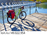 MTB Bicycle touring bike in a park with pannier racks and saddlebag. Стоковое фото, агентство Ingram Publishing / Фотобанк Лори