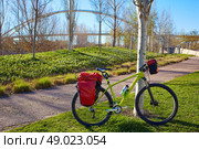 MTB Bicycle touring bike in Valencia Cabecera park bridge gardens. Стоковое фото, агентство Ingram Publishing / Фотобанк Лори