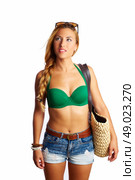 blond short jeans sexy tourist woman going beach with basket bag and sungrlasses on hair. Стоковое фото, агентство Ingram Publishing / Фотобанк Лори