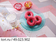 Kids party with milk pink donas and cupcake toppings as breakfast. Стоковое фото, агентство Ingram Publishing / Фотобанк Лори