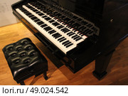 Close up of antique wooden piano keys 8000. Antique piano keys 8000. Стоковое фото, агентство Ingram Publishing / Фотобанк Лори