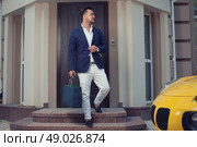 Rich man leaving house. Стоковое фото, агентство Ingram Publishing / Фотобанк Лори