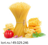 Spaghetti, tonarelli and  tagliatelle  pasta with raw tomatoes isolated on white background. Стоковое фото, агентство Ingram Publishing / Фотобанк Лори