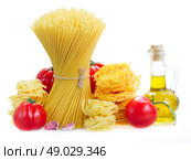 Spaghetti,  tonarelli and  tagliatelle pasta with raw tomatoes and olive oil isolated on white background. Стоковое фото, агентство Ingram Publishing / Фотобанк Лори