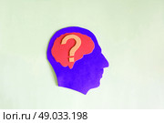 Силуэт головы человека с выделенным мозгом внутри которого вопросительный знак. Человек думает, планирует, задается вопросом. Стоковое фото, фотограф Лозовая Людмила / Фотобанк Лори
